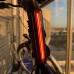 LED Fiets Achterlicht USB Oplaadbare | Marktleider | 110 lumen Helderheid | IP65 Waterbestendig | Veelzijdig Gebruik | Supersnel Installatie | Horizontaal of Verticaal Installatie | Te Bevestigen op Zadel, Zadelpen of Helm | MaxiQualis®