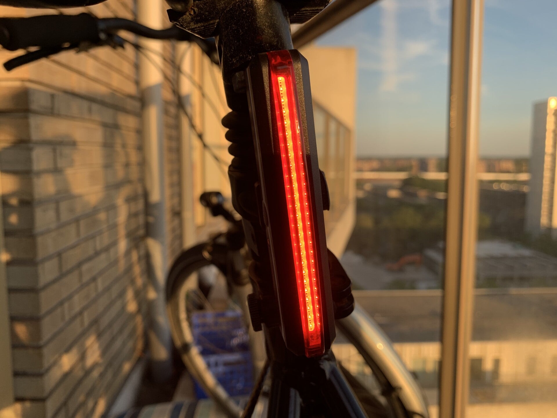 fiets-achterlicht-710xvg-1.jpg LED Fiets Achterlicht USB Oplaadbare | Marktleider | 110 lumen Helderheid | IP65 Waterbestendig | Veelzijdig Gebruik | Supersnel Installatie | Horizontaal of Verticaal Installatie | Te Bevestigen op Zadel, Zadelpen of Helm | MaxiQualis® - Afbeelding 1