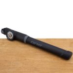 Universele, krachtige mini fietspomp voor Presta en Schrader ventielen Fietstas.com